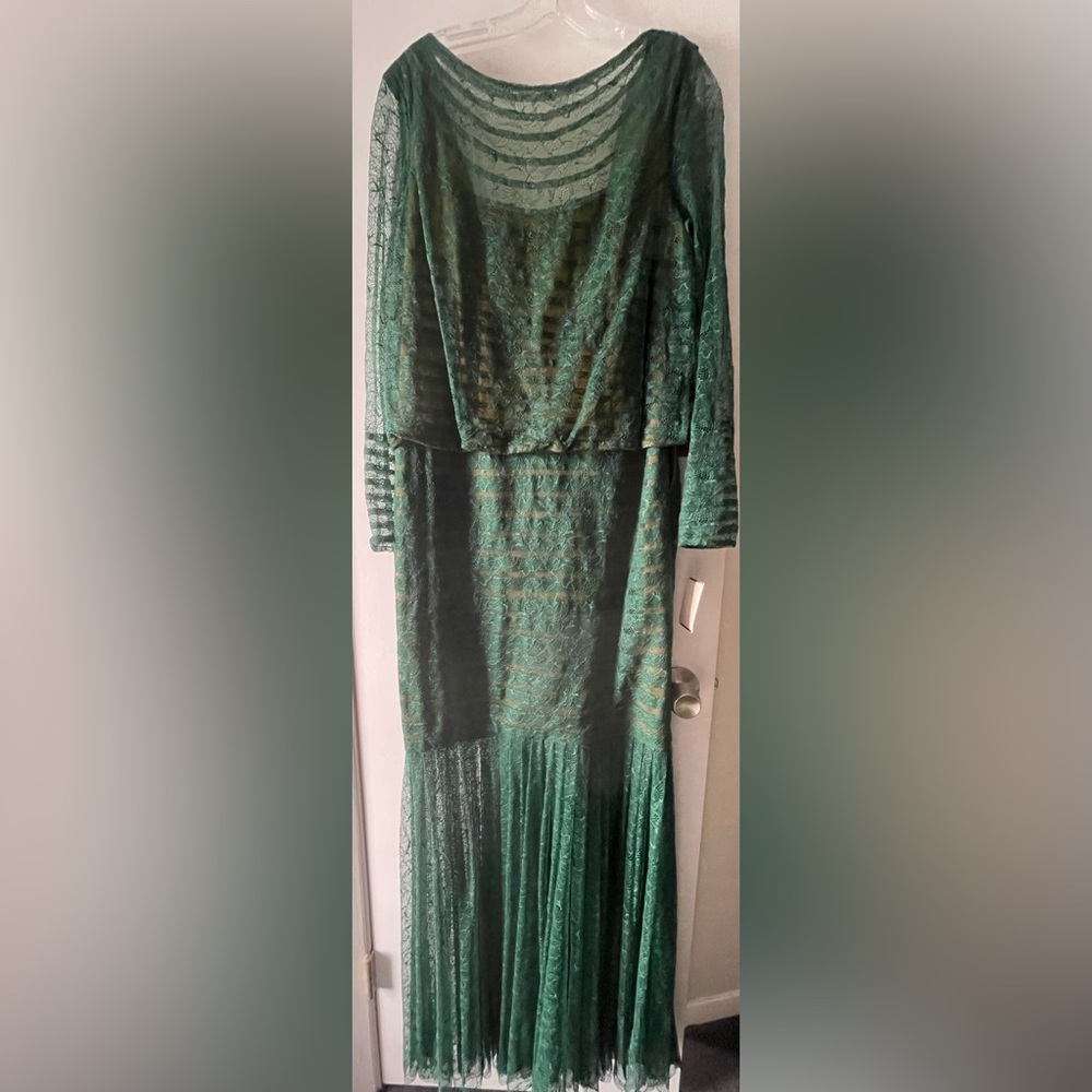 $595 TADASHI SHOJI LINED GREEN LACE FORMAL EVENING L/S GOWN W/ BOATNECK SIZE 14